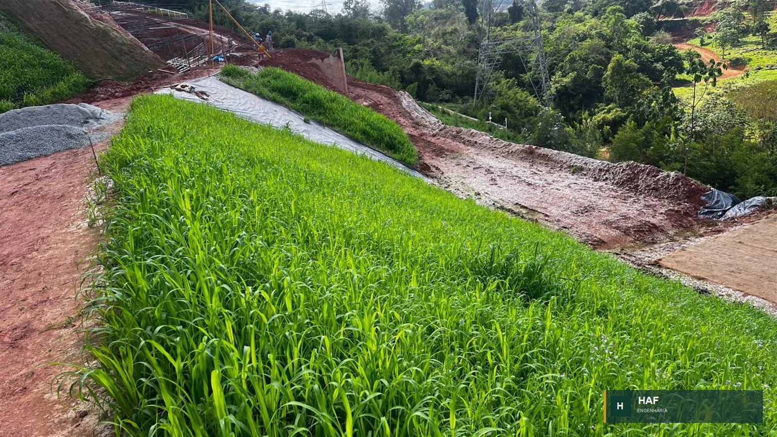 Proteção vegetal em talude com área de obra e drenagem superficial