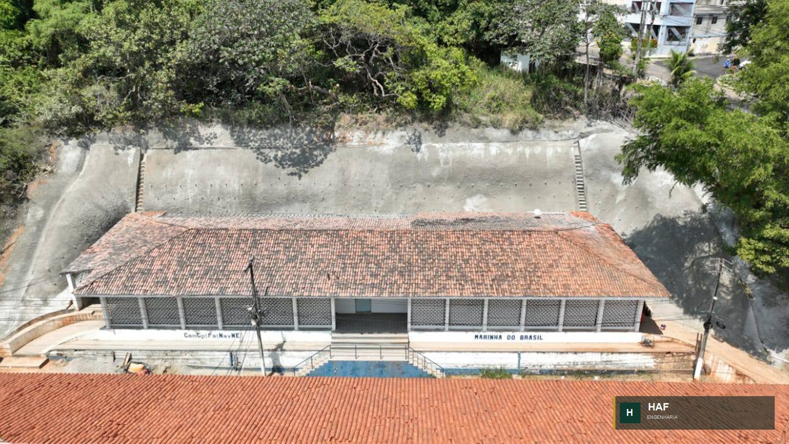 Vista aérea de obra com contenção de talude em concreto projetado executada pela HAF Engenharia