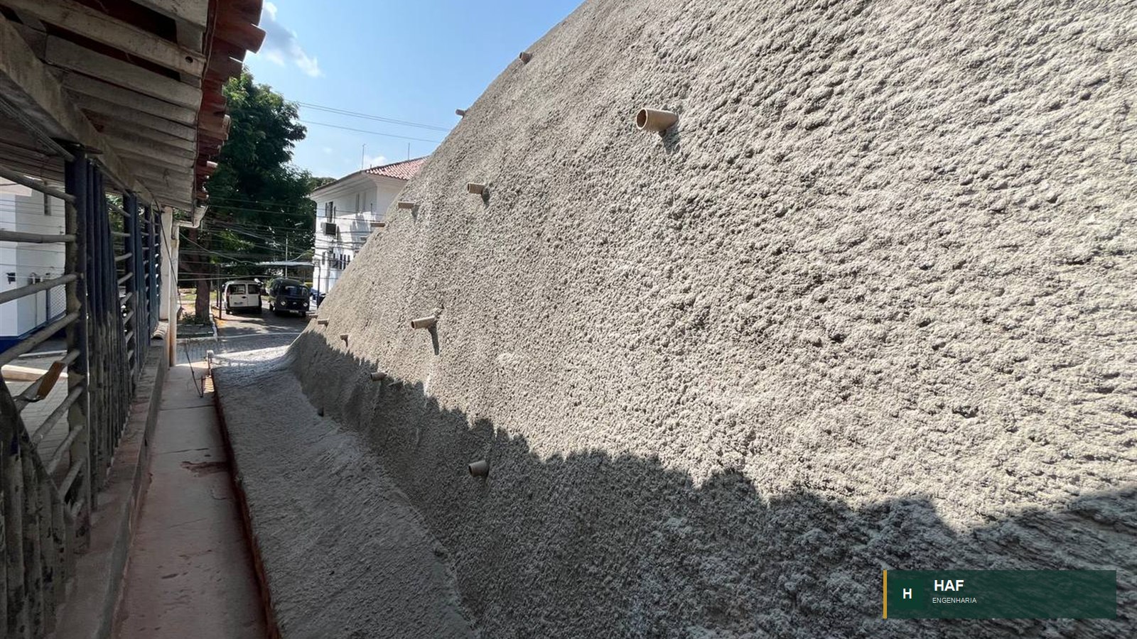 Detalhe aproximado da textura do concreto projetado em talude