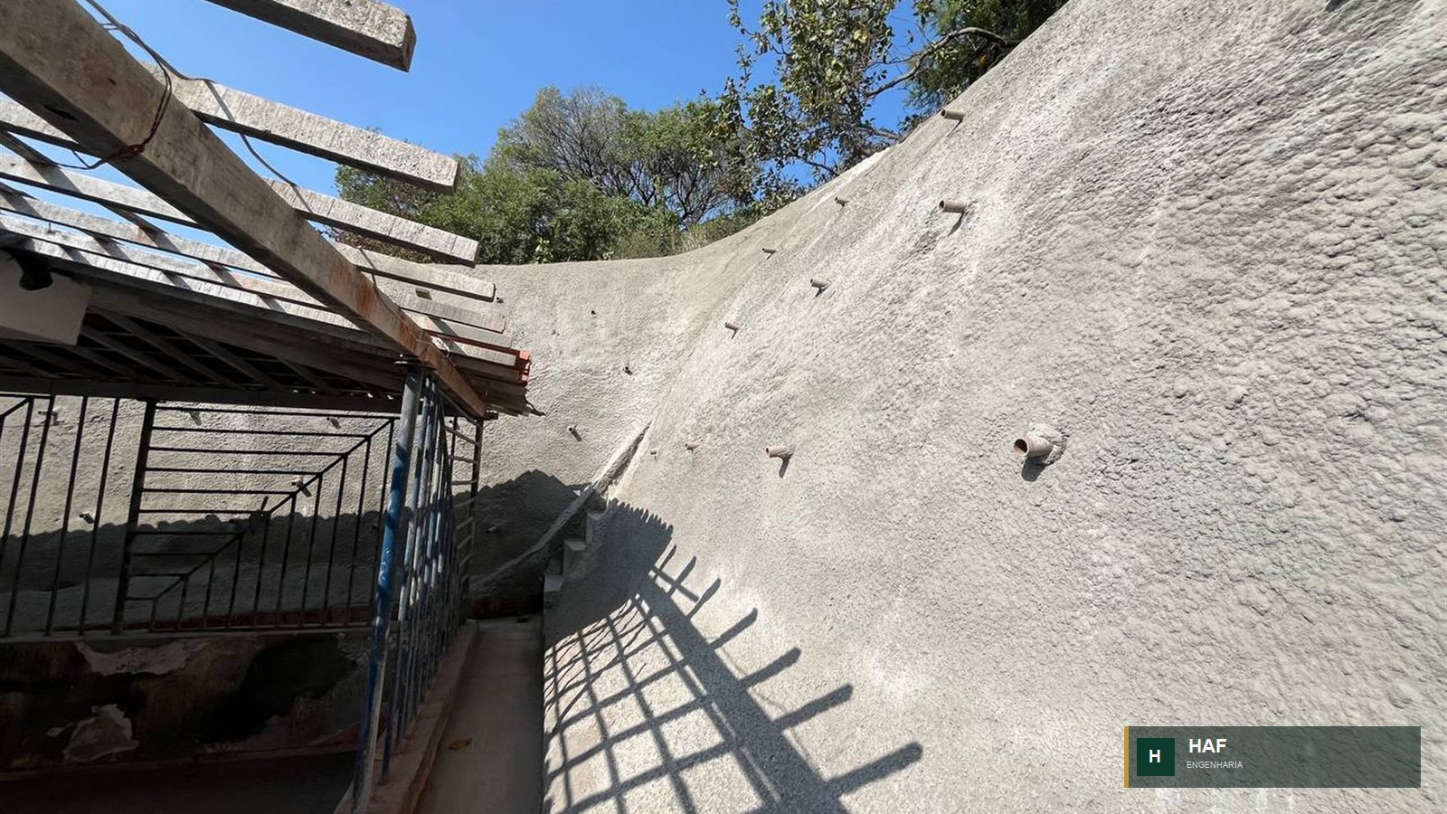 Talude com solo grampeado, concreto projetado e pontos de drenagem
