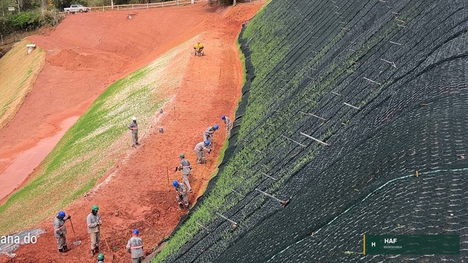 Solo grampeado verde em talude com biomanta e área executada