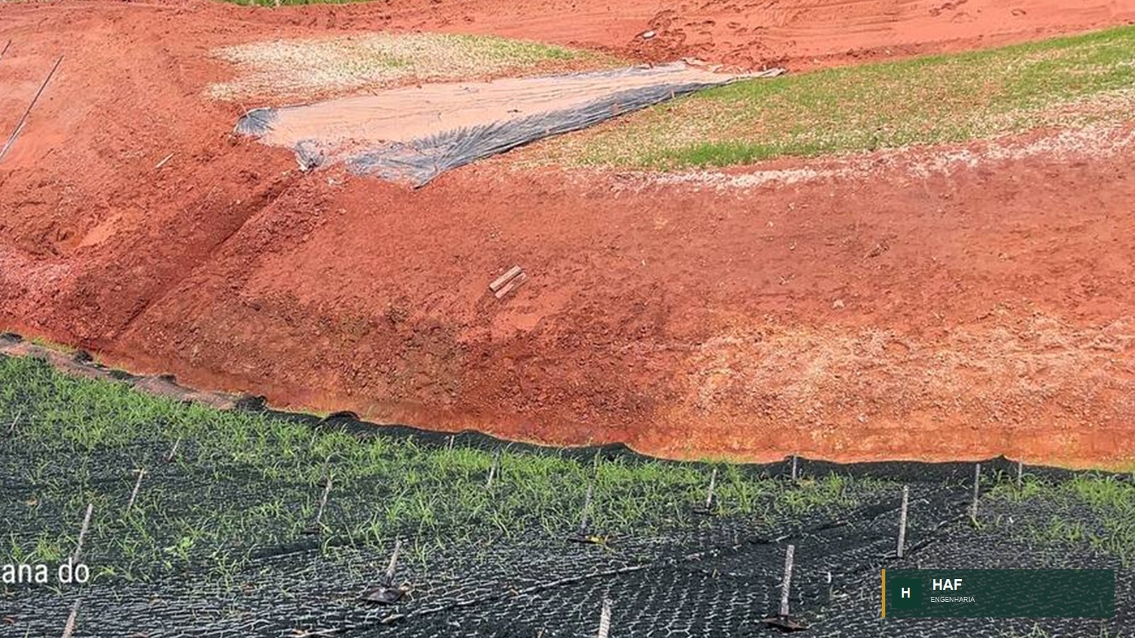 Detalhe de biomanta e grampos em solo grampeado verde