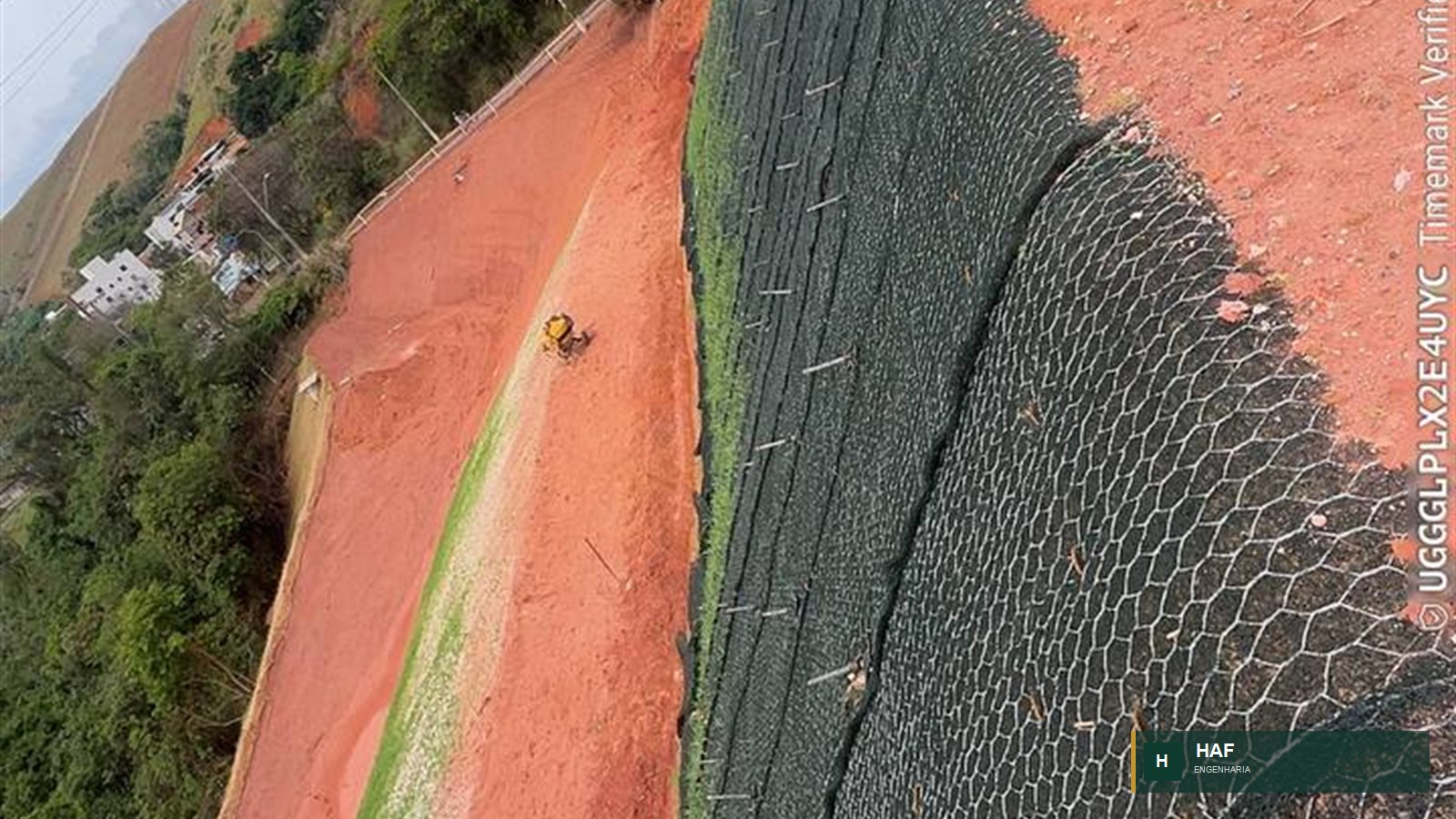 Equipe atuando em talude com solo grampeado verde